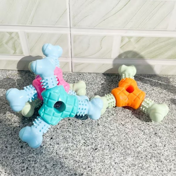 1pc Random Color And Style Interactive Triangle TPR Dog Chew Toy Bite
